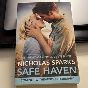 Nicholas Sparks 'Safe Haven' Book - Blue Cover